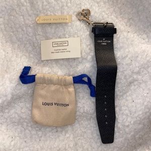 louis vuitton wristlet